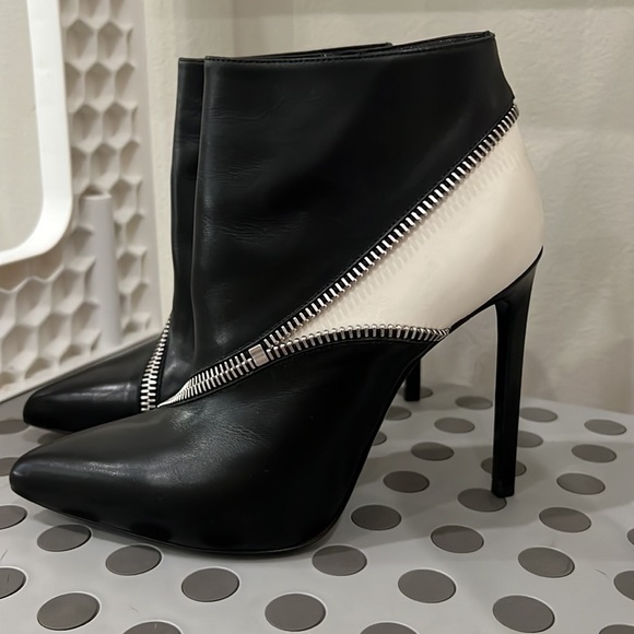 SAINT LAURENT Paris Bottine Zipper-Trim Ankle Boot - Picture 2 of 7